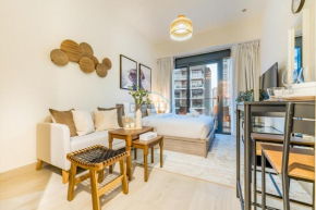 City View Studio Minutes Drive to Burj Khalifa, Azizi Riviera 43, Al Merkadh by Deluxe Holiday Homes